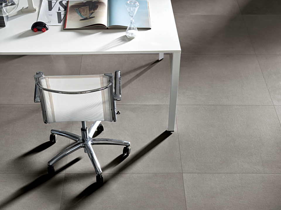 Pavimento grigio in grès effetto cemento per ufficio, collezione Concrete Jungle di Blustyle