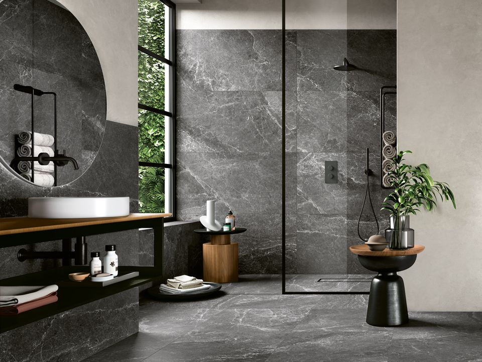 Pavimento e rivestimento in gres porcellanato effetto pietra per bagno piccolo | Collezione Advantage di Blustyle